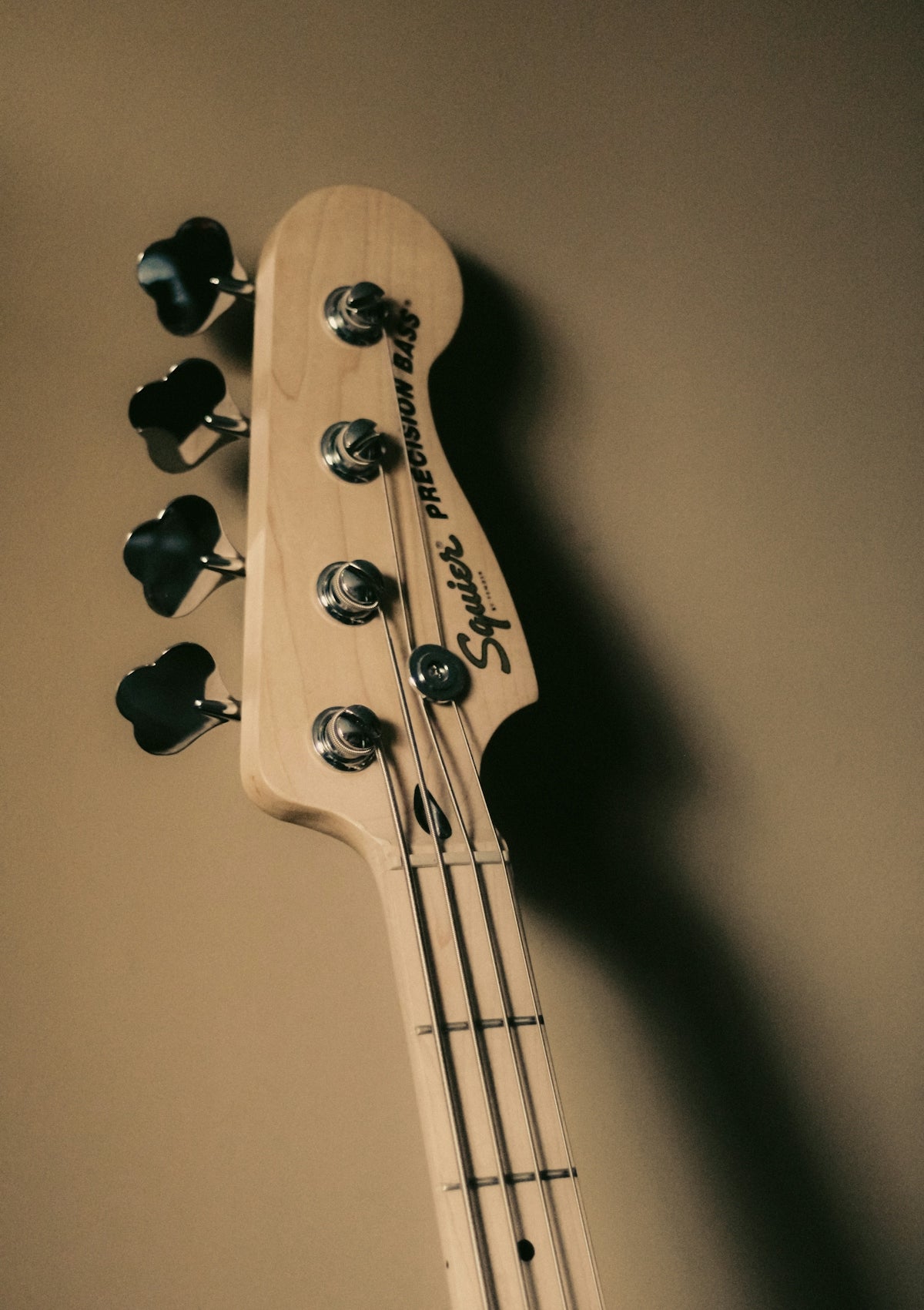 a close up of a bass guitar neck